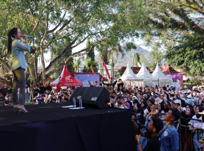 PENAMPILAN CANTIK MENAWAN QUEST STAR MBAK RINA ADITAMA