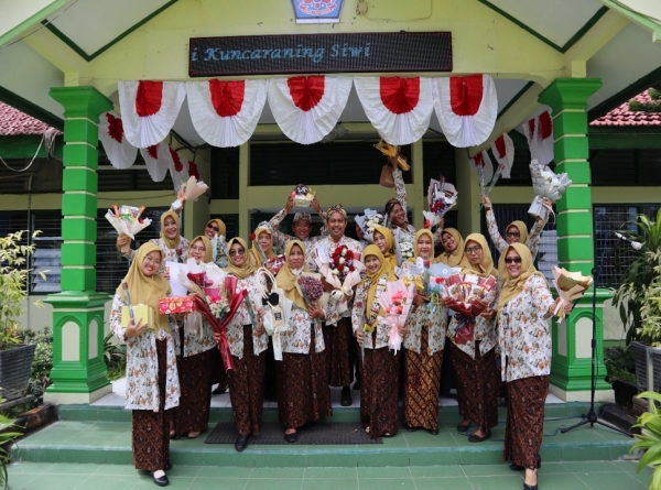 BUKET BUNGA TANDA CINTA KASIH KEPADA GURU SMANESKA