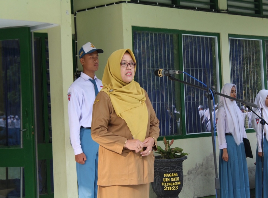 IBU RETNO K. ,S.PD PEMBINA UPACARA BENDERA HARI SENIN, 23/09/2024