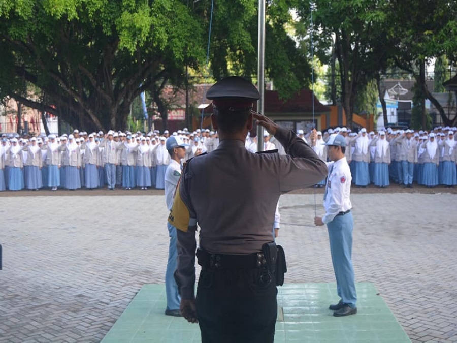 BAPAK AKP SUTRISNO, SH Dari POLSEK Karangan menjadi pembina Upacara