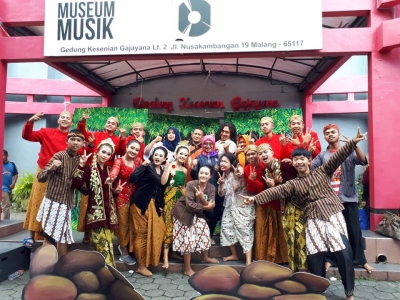 TEATER “SIRPONG SMANESKA” Membawakan lakon “Anakku Suminten”