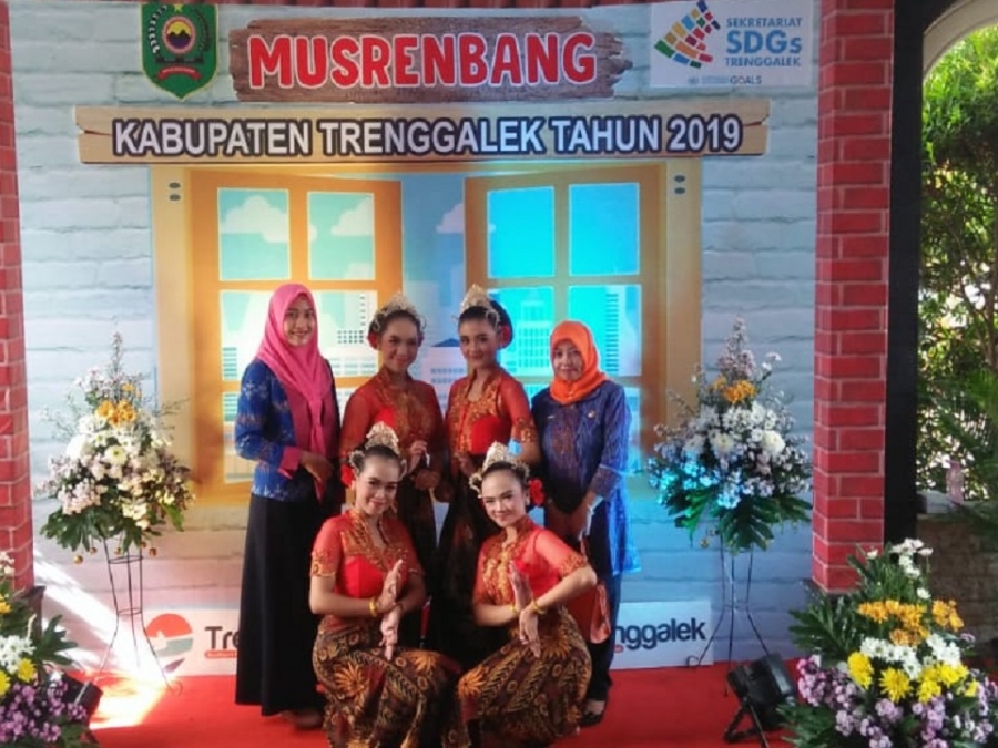 SUKSES TAMPILKAN “TARI BABATING KANG BECIK (BATIK))”