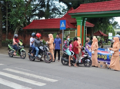 SMA NEGERI 1 KARANGAN BERBAGI TAKJIL DISEKITAR SEKOLAH.