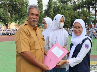 PENERIMA REWARD JUARA PARALEL KELAS XI IPA TAHUN AJARAN 2022/2023
