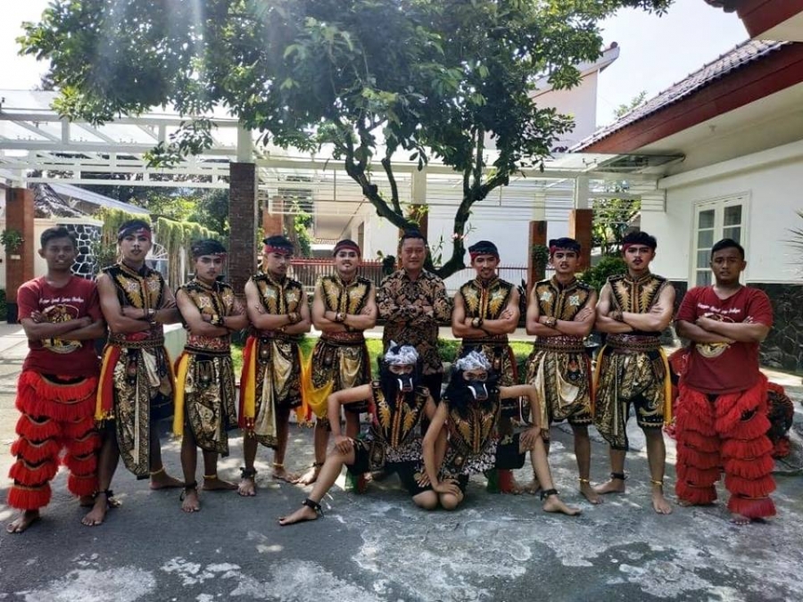 ESKUL  SMANESKA MENAMPILKAN &ldquo;TARI TURONGGO YAKSO&rdquo;