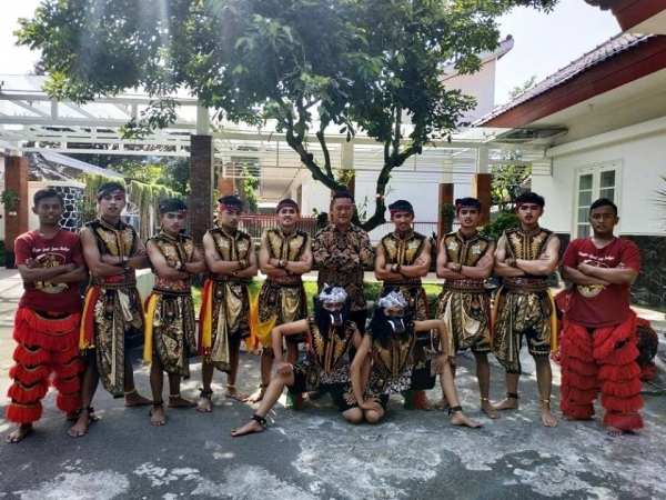 ESKUL  SMANESKA MENAMPILKAN &ldquo;TARI TURONGGO YAKSO&rdquo;