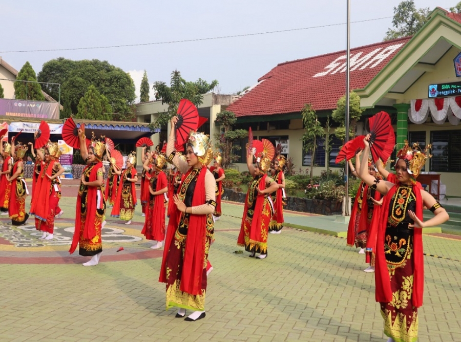 ESKUL TARI PPST SMANESKA MERIAHKAN ACARA BNNK TRENGGALEK