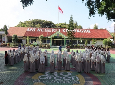 KEPALA SMANESKA SOSIALISASIKAN PISA KEPADA SISWA KELAS X