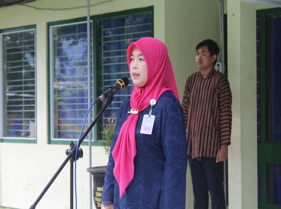 SMANESKA GELAR UPACARA BENDERA PERINGATAN HARI KARTINI 2024