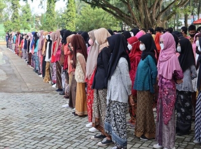 SMAN 1 KARANGAN TRENGGALEK SELENGGARAKAN &ldquo;UPACARA PERINGATAN HARI KARTINI&rdquo; DI HALAMAN DEPAN SEKOLAH DILANJUTKAN LOMBA ANTAR KELAS, KAMIS (21/4/2022)