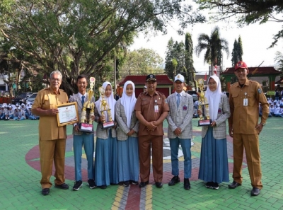 PARA JUARA SERAHKAN REWARD LOMBA KEPADA SEKOLAH