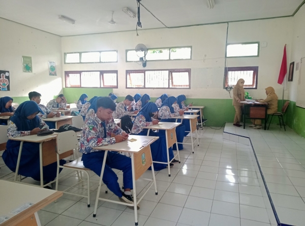 TERUS SEMANGAT DALAM BERJUANG MENEMPUH UJIAN &rdquo;PENILAIAN AKHIR TAHUN BERBASIS KOMPUTER DAN SMARTPHON (PAT-BKS)&rdquo; SISWA-SISWI KELAS X-XI SMAN 1 KARANGAN TRENGGALEK