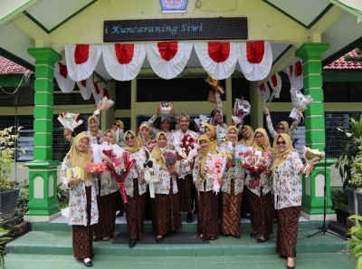 BUKET BUNGA TANDA CINTA KASIH KEPADA GURU SMANESKA