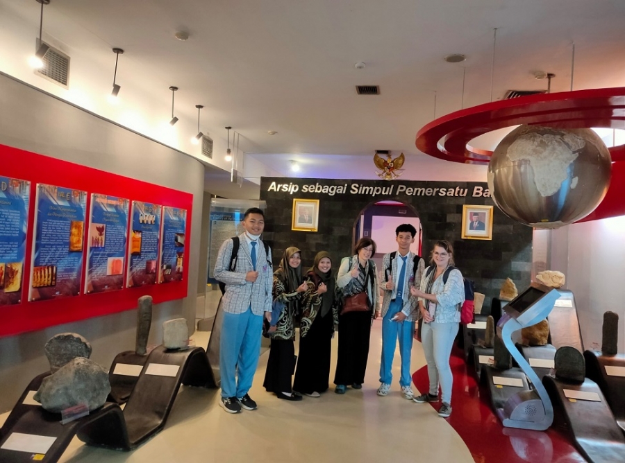 SISWA SMANESKA KUNJUNGI TIGA ARSIP NASIONAL DI JAKARTA