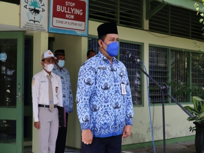 SMAN 1 KARANGAN TRENGGALEK SELENGGARAKAN UPACARA BENDERA