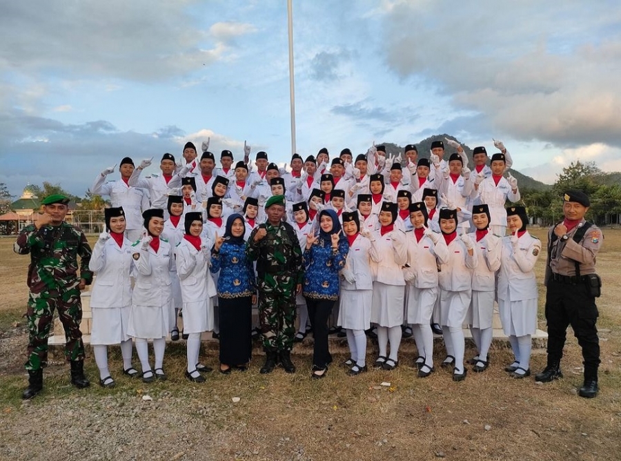 15 SISWA SMANESKA TURUT SUKSESKAN UPACARA DI KECAMATAN