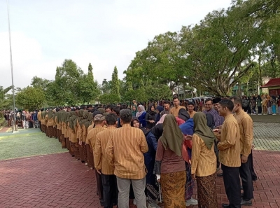 SMANESKA GELAR HALAL BIHALAL DIHALAMAN UTAMA SEKOLAH