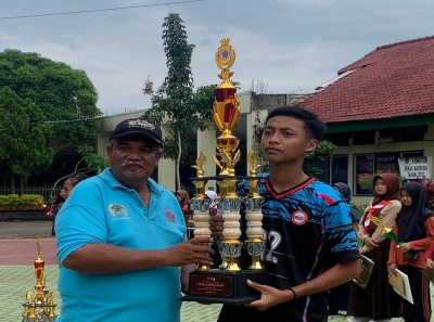 TIM VOLY PUTRI SMPN 1 MUNJUNGAN RAIH PIALA BERGILIR