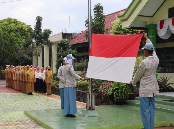 AWALI PELAJARAN BARU SEMESTER GENAP DENGAN UPACARA BENDERA
