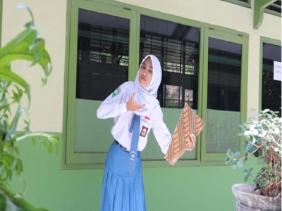 PIKY TITA CHRISTINA (XII MIPA4) RAIH &ldquo;JUARA 2 NASIONAL&rdquo;