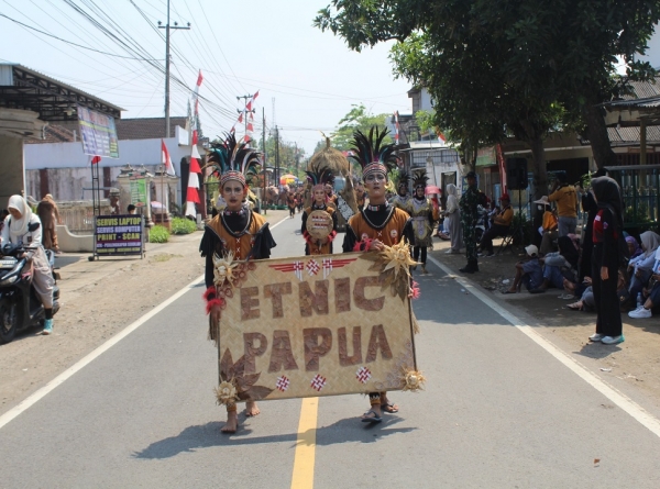 PERFORM ADAT PAPUA SMANESKA DALAM KARNAVAL 2025 KARANGAN
