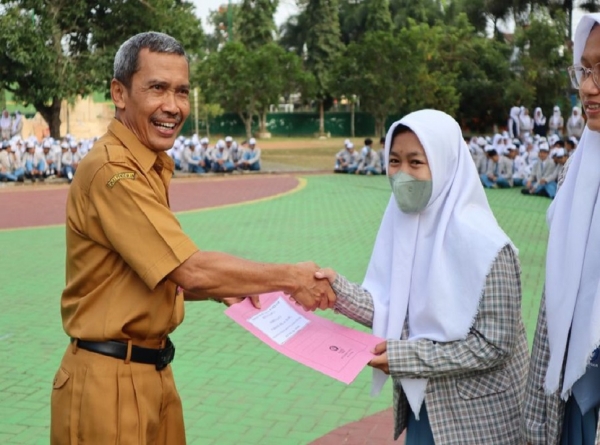 PENERIMA REWARD JUARA PARALEL KELAS XI IPS TAHUN AJARAN 2022/2023