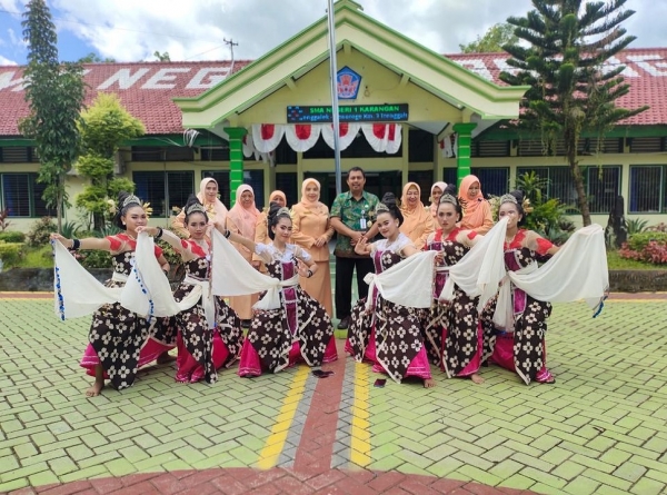 PENGURUS DWP SMANESKA SUPORT UJIAN PAKTEK SISWA-SISWI