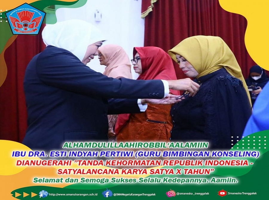 PENGANUGERAHAN SATYA LENCANA X KEPADA IBU DRA. ESTI INDYAH P.