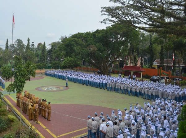 UPACARA BENDERA HARI SENIN TERLAKSANA DENGAN LANCAR