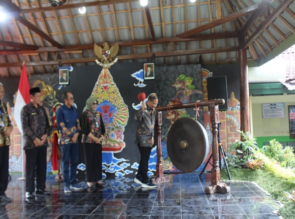 KADISDIK JATIM BUKA MONEV OFFLINE SMA DT DI SMAN 1 KARANGAN