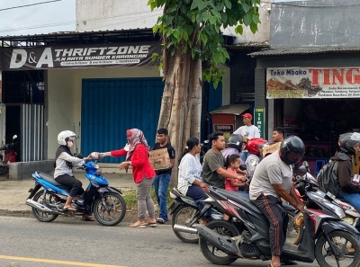BAPAK/IBU TATA USAHA SMANESKA BERBAGI TAKJIL DI DEPAN SEKOLAH