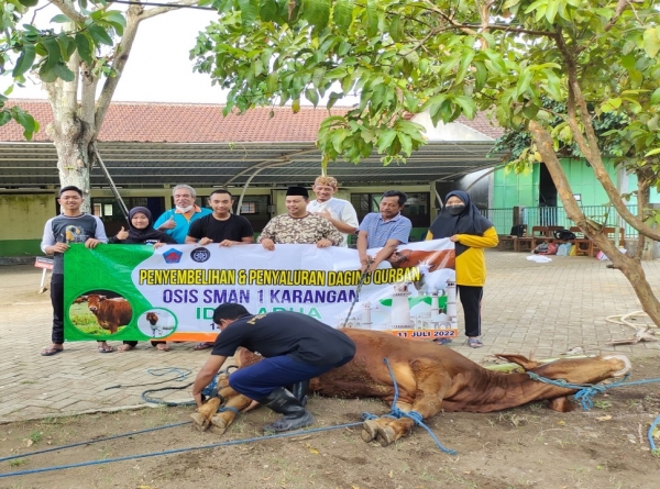 Penyembelihan Dan Penyaluran Daging korban keluarga besar SMA Negeri 1 Karangan