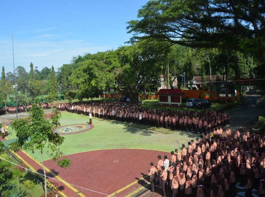 SELENGGARAKAN UPACARA BENDERA HARI GURU NASIONAL 2022