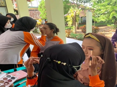 Program Double Track Tata Rias SMAN 1 Karangan Melakukan Praktek Rias Wajah