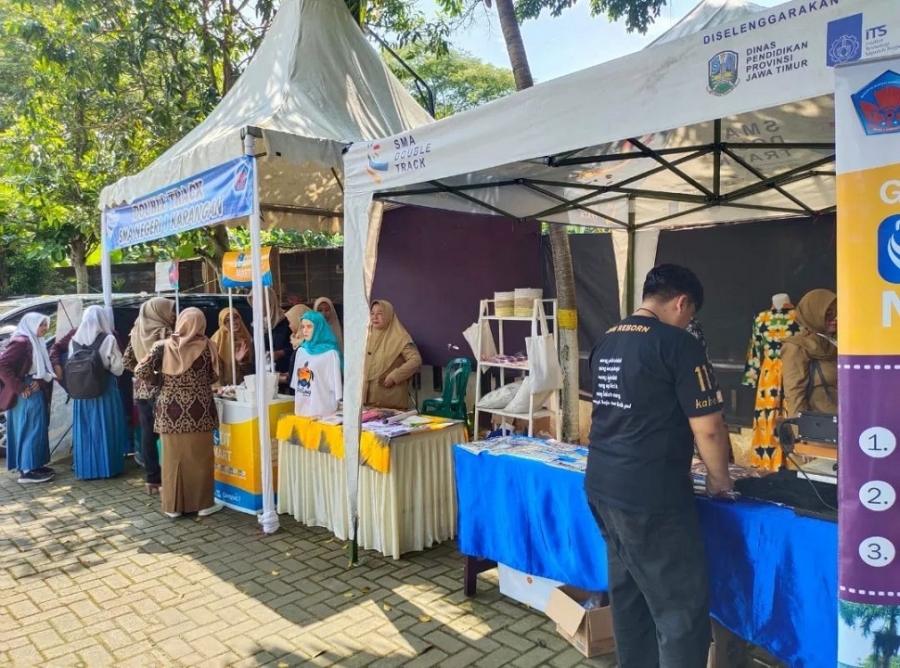 DOUBLE TRACK SMAN 1 KARANGAN KEMBALI BUKA BAZAR SPESIAL