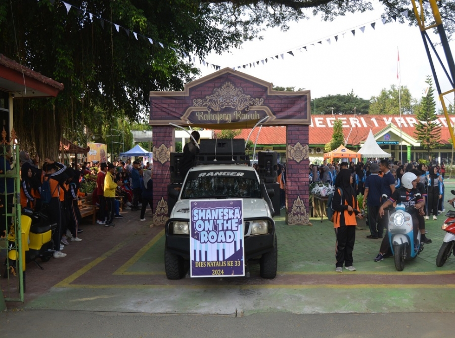 SMANESKA GELAR JALAN SEHAT PERINGATAN DIESNATALIS KE 33