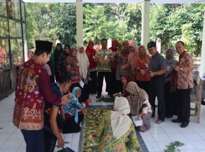 SMANESKA DATANGKAN TRAINER AHLI BATIK ECOPRINT