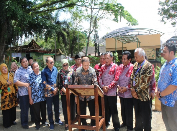 KADISDIK JATIM RESMIKAN SCHOOL FOOD CARE DI SMAN 1 KARANGAN