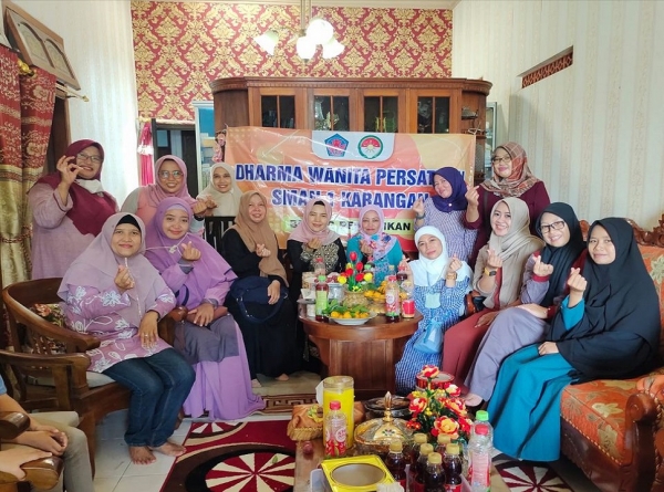 IBU-IBU DWP SILATURAHIM KERUMAH KEPALA SMAN 1 KARANGAN
