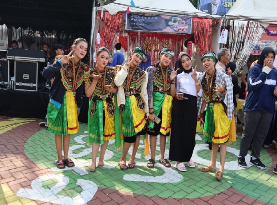 PENAMPILAN PENSI TIAP KELAS DALAM MEMERIAHKAN HUT SMANESKA KE-32