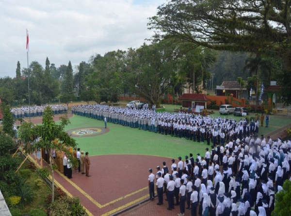 UPACARA BENDERA HARI SENIN FORMASI LENGKAP T/A 2023/2024