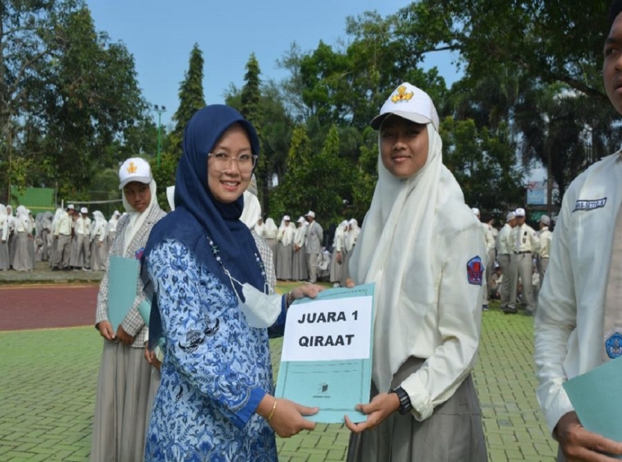 KELAS XII MIPA 2 SMANESKA MERAIH JUARA 1 LOMBA QIROAT