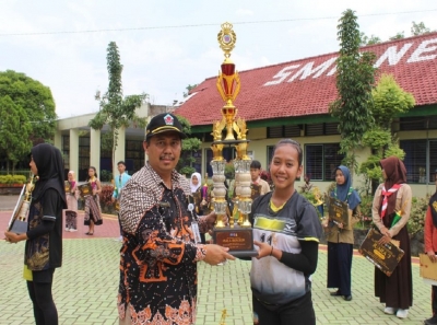 TIM VOLY PUTRI SMPN 1 MUNJUNGAN RAIH PIALA BERGILIR