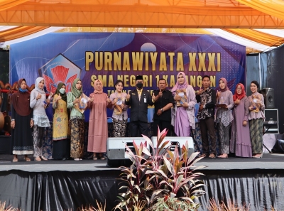 ENAM SISWI LULUSAN TERBAIK/BERPRESTASI&rdquo; SMAN 1 KARANGAN TRENGGALEK TAHUN PELAJARAN 2021/2022 DAPAT ANUGERAH PIALA DAN PIAGAM PENGHARGAAN