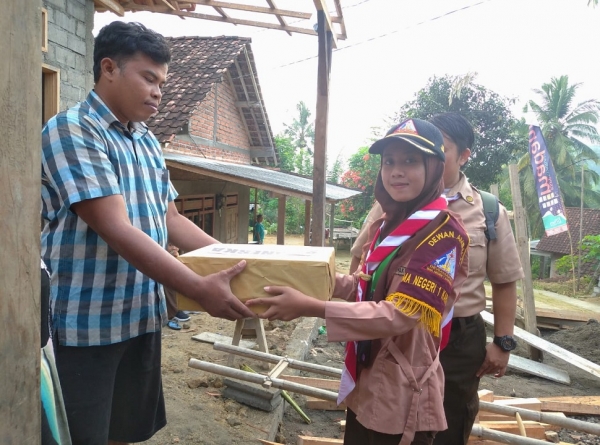 PENYERAHAN KENANG - KENANGAN KEPADA PENERIMA BEDAH RUMAH (Bapak Trimo)