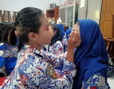 Program Double Track Tata Rias SMAN 1 Karangan melakukan praktek