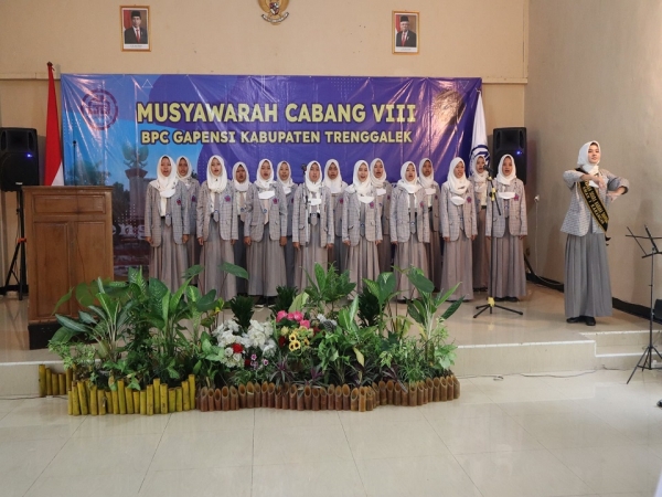 &ldquo;PADUAN SUARA BAHANA SMANESKA&rdquo; TAMPIL LANCAR DAN APIK DI PEMBUKAAN &ldquo;MUSCAB KE-8 GAPENSI BPC KAB TRENGGALEK&rdquo; YANG DIHADIRI OLEH BAPAK WAKIL BUPATI