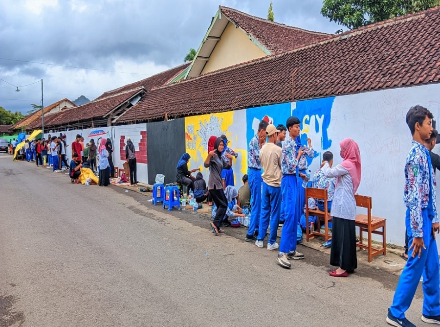 PROSES LOMBA MURAL ANTAR KELAS SMA NEGERI 1 KARANGAN