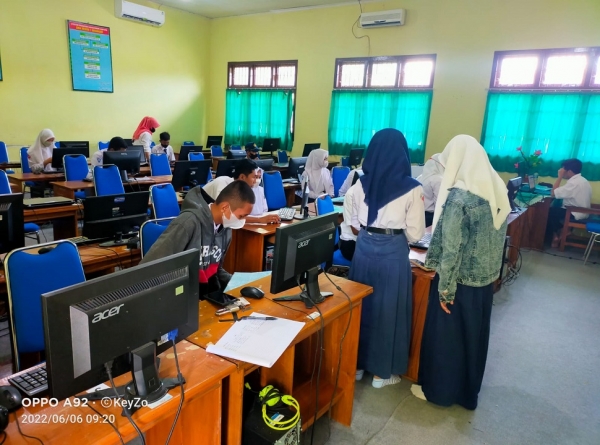 PANITIA PPDB SMANESKA TRENGGALEK 2022 &ldquo;MEMBUKA LABKOM DAN MEMBERIKAN LAYANAN PENGAMBILAN PIN SERTA KONSULTASI GRATIS"