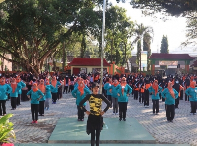 JUMAT SEHAT, SENAM BERSAMA KELUARGA BESAR SMAN 1 KARANGAN TRENGGALEK